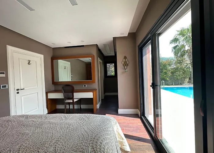 Falcon With Swimming Pool And Great Views In Yalikavak فيلة بودروم