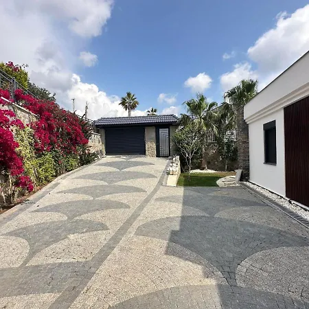 Falcon With Swimming Pool And Great Views In Yalikavak بودروم