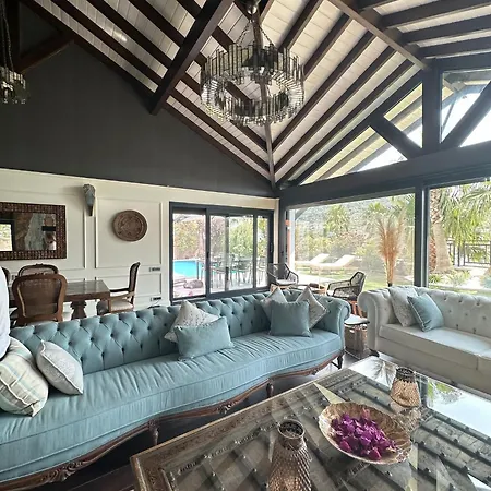 Falcon With Swimming Pool And Great Views In Yalikavak بودروم