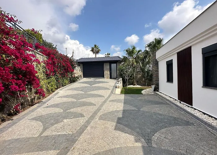 Falcon With Swimming Pool And Great Views In Yalikavak Bodrum